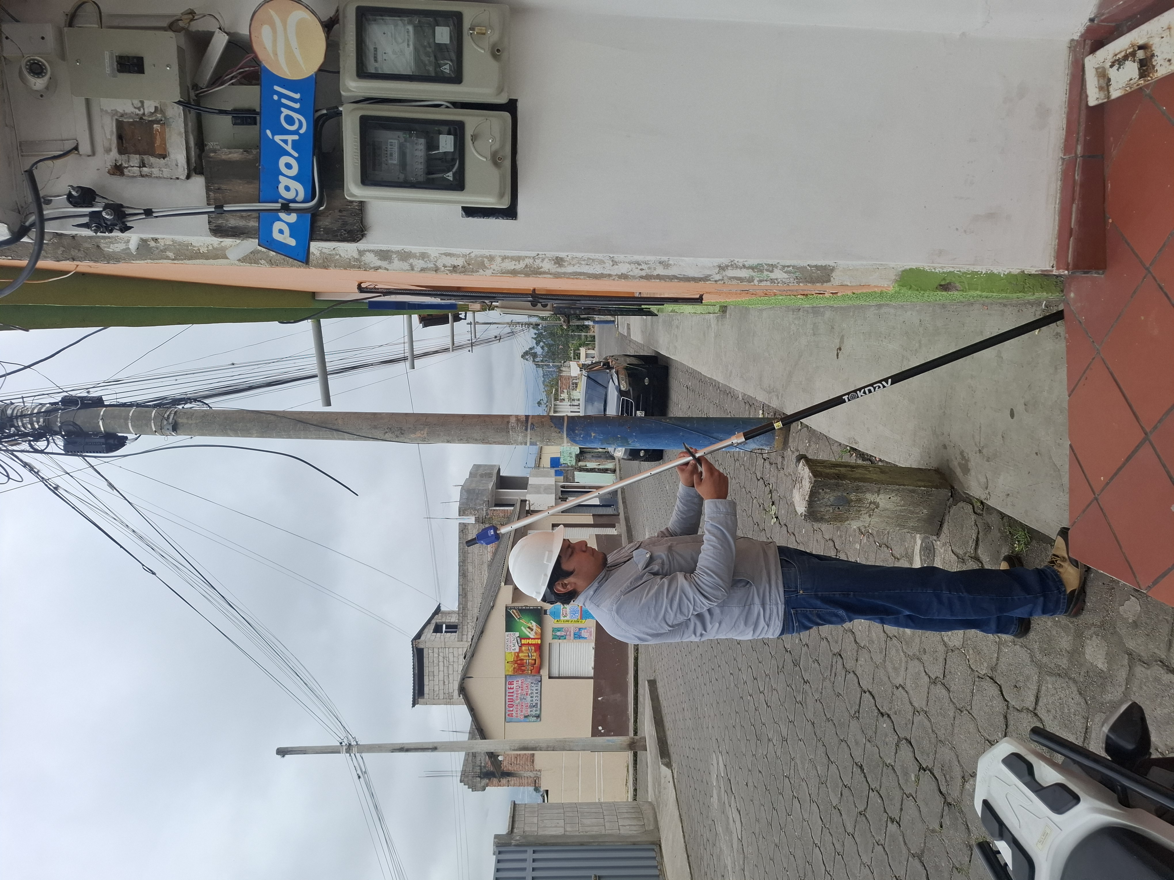 Trabajo de medición con equipo topográfico en un entorno urbano